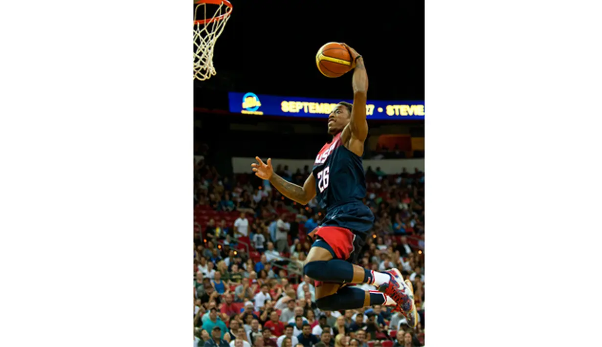 Pebasket Amerika Serikat, DeMar Rozan berusaha mencetak poin pada laga USA Basketball Showcase di Thomas & Mack Center, US, Kamis (13/8/2015). (USA Today Sports/Stephen R. Sylvanie)