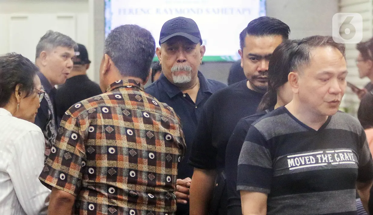 Sejumlah rekan artis terlihat hadir memenuhi area rumah duka. (Liputan6.com/Herman Zakharia)