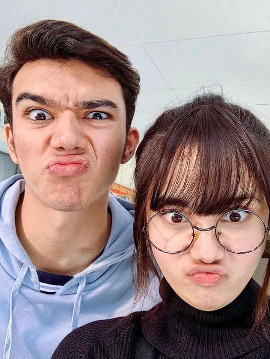 Syifa Hadju beradu akting dengan Jeff Smith di sinetron Magic Tumbler. Chemistry keduanya yang sangat terbentuk ini, membuat Magic Tumbler sampai mencapai 3 musim penayangan. Syifa berhasil membuat karakter Olive disukai oleh karakter yang diperankan Jeff Smith. (Liputan6.com/IG/@syifahadjureal)