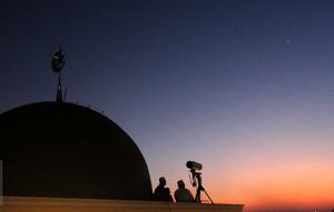 Tim Rukyatul Hilal usai meneropong posisi hilal di Mesjid Al Musriyiin, Jakarta, Kamis (16/7/2015). Rukyatul Hilal dilanjutkan dengan sidang Isbat untuk menentukan jatuhnya Idul Fitri 1 Syawal 1436 Hijriah. (Liputan6.com/Helmi Afandi)