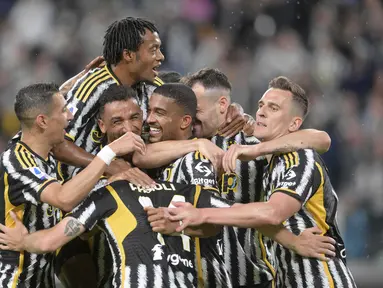 Pemain Juventus Gleison Bremer (tengah) merayakan dengan rekan satu timnya usai mencetak gol ke gawang Cremonese pada pertandingan sepak bola Serie A Liga Italia di Allianz Stadium, Turin, Italia, Minggu (14/5/2023). (Tano Pecoraro/LaPresse via AP)