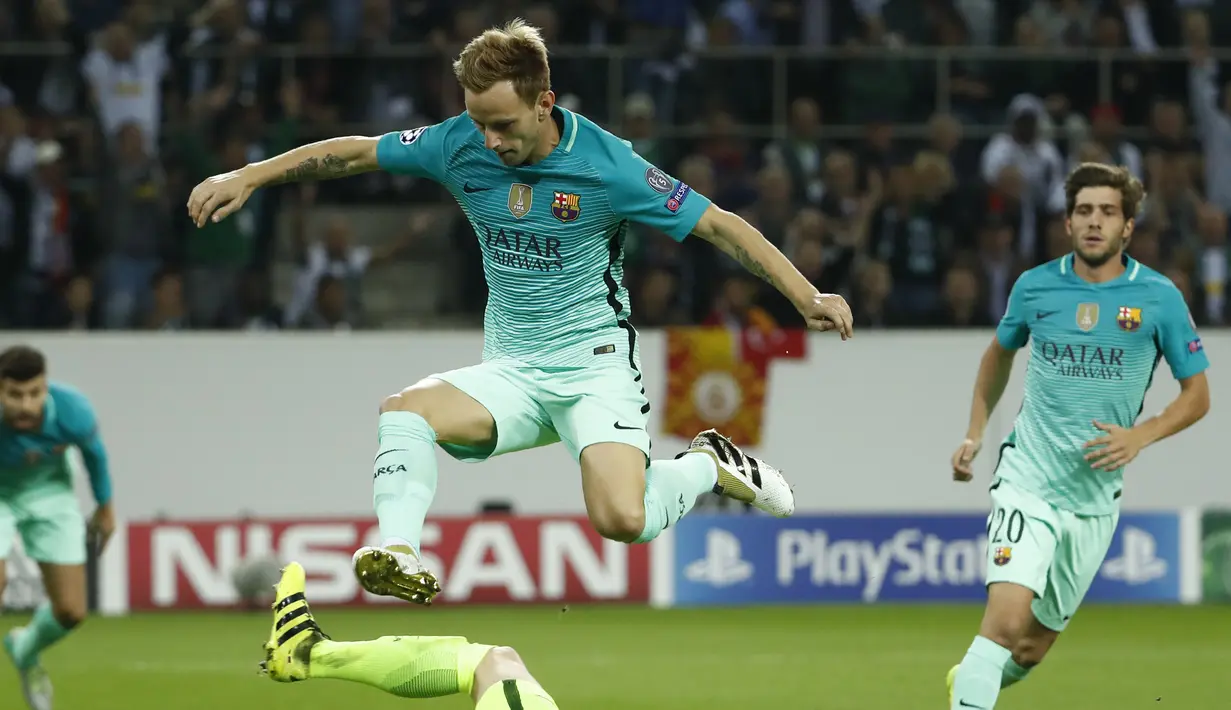 Gol Ivan Rakitic pada menit ke-65'  membuat Barcelona menang besar atas tuan rumah Deportivo Alaves German pada lanjutan La Liga Spanyol di Mendizorroza stadium, Vitoria, (11/2/2017).  (AFP/Odd Andersen)
