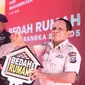 Seorang PNS mendapatkan kunci bedah rumah Polda Riau menjelang puncak peringatan Hari Bhayangkara. (Liputan6.com/M Syukur)