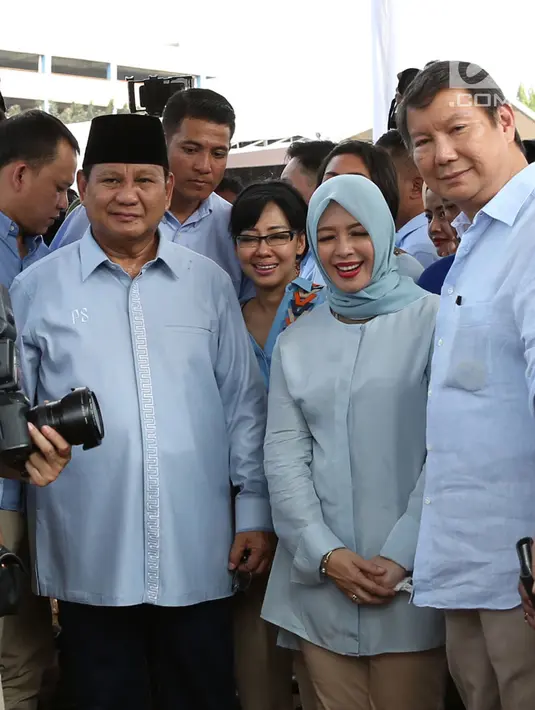 Capres nomor urut dua Prabowo Subianto bersama  istri dari Sandiaga Uno, Nur Asia Uno saat menghadiri acara Deklarasi Emak-emak dan anak-anak minum susu (Gerakan Emas) di Jakarta Timur,Rabu (24/10). (Merdeka.com/Imam Buhori)