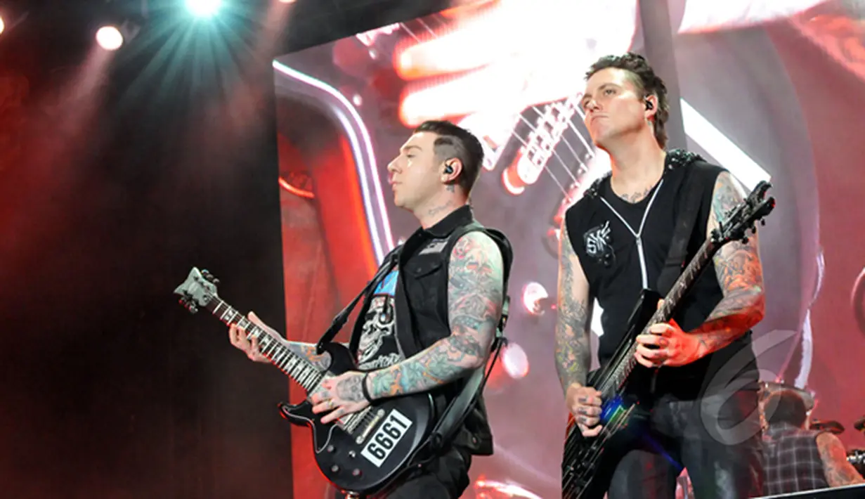 Zacky Vengeance (kiri) dan Synyster Gates menunjukkan kepiawaiannya memainkan  gitar saat konser bertajuk "Avenged Sevenfold Asia Tour 2015 Live in Jakarta" di Parkir Timur Senayan, Jakarta, (18/1/2015). (Liputan6.com/Panji Diksana)