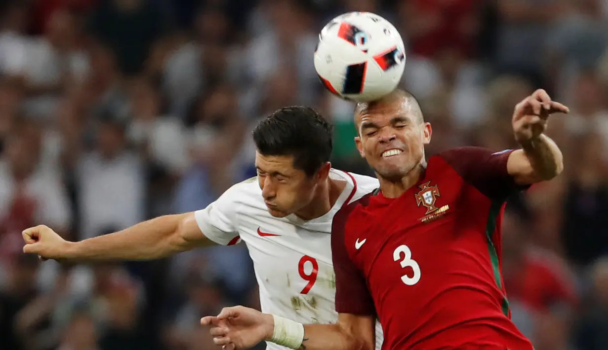 Duel antara bek Portugal, Pepe, dengan striker Polandia, Robert Lewandowski (kiri), pada laga perempat final Piala Eropa 2016 di Stade Velodrome, Marseille, Jumat (1/7/2016) dini hari WIB. (Reuters/Yves Herman)