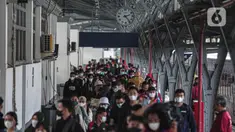 Pengguna KA Jarak Jauh tiba di Stasiun Pasar Senen, Jakarta, Senin (3/1/2022). Pada masa Libur Tahun Baru 2022, yaitu 31 Desember 2021 s.d 2 Januari 2022, PT Kereta Api Indonesia (Persero) melayani 160.926 pelanggan KA Jarak Jauh atau rata-rata 53.642 pelanggan per hari. (Liputan6.com/Faizal Fanani)