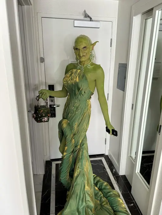 Ia mengkonfirmasi identitasnya dalam sebuah wawancara dengan Los Angeles Times malam harinya, dan menjelaskan inspirasi penampilannya yang seperti goblin. “Saya ingin mengambil segala sesuatu yang kasar dan jelek tentang kesopanan penghargaan dan melakukan yang sebaliknya,” katanya. [@poppyprincesspoppy]