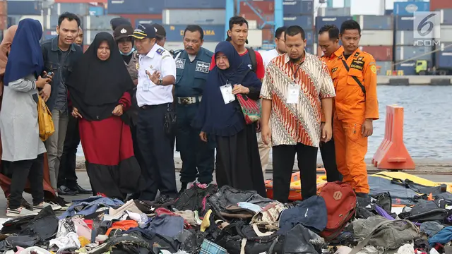 Kesedihan Keluarga Korban Lihat Barang Temuan Lion Air JT 610
