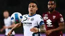 Penyerang Inter Milan Lautaro Martinez (kiri) dan bek Torino Pantai Gading Koffi Djidji berebut bola selama pertandingan lanjutan Liga Serie A Italia di stadion Olimpiade di Turin, Senin (14/3/2022). Torino bermain imbang atas Inter Milan 1-1. (AFP/Marco Bertorello)