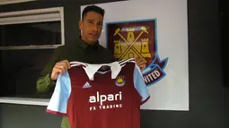 Marco Borriello. Striker Italia yang kini berusia 40 tahun dan telah pensiun pada Januari 2019 bersama UD Ibiza ini pernah berseragam West Ham United selama setengah musim. Ia didatangkan bersamaan dengan Antonio Nocerino juga dengan status pinjaman dari AS Roma. Ia juga bertahan hingga akhir musim 2013/2014 dan hanya tampil dalam 2 laga di Liga Inggris tanpa torehan 1 gol pun. (Twitter/West Ham United FC)