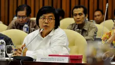Menteri Lingkungan Hidup dan Kehutanan Siti Nurbaya saat menghadiri rapat kerja dengan Komisi IV DPR RI, Jakarta, Senin (25/5/2015). Raker tersebut membahas perburuan dan perdagangan ilegal satwa langka yang dilindungi. (Liputan6.com/Andrian M Tunay)