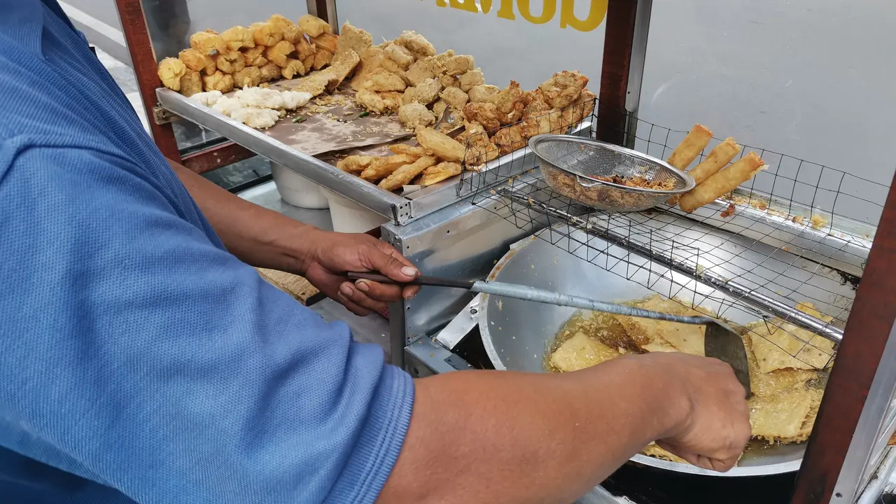 Pedagang Gorengan. (Merdeka.com/Sulaeman)