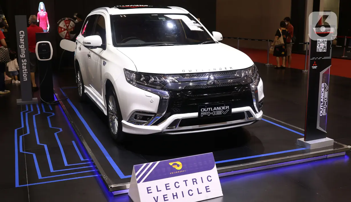 Mobil listrik Mitsubishi yang dipamerkan pada ajang pameran Gaikindo Indonesia International Auto Show (GIIAS) 2021 di ICE BSD, Tangerang, Banten, Senin (15/11/2021). Para produsen otomotif berlomba menampilkan ragam mobil listrik untuk disajikan kepada para pelanggan. (Liputan6.com/Angga Yuniar)