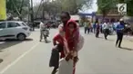 Seorang istri rela menggendong suaminya dan berjalan jauh untuk mendapatkan sebuah kursi roda.