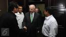 Dubes Amerika Serikat untuk Indonesia, Joseph R Donovan (tengah) saat tiba di Kemenag untuk menemui Menteri Agama Lukman Hakim Saifuddin, Jakarta, Selasa (7/2). Pertemuan untuk memperbanyak kerjasama di bidang pendidikan. (Liputan6.com/Helmi Fithriansyah)
