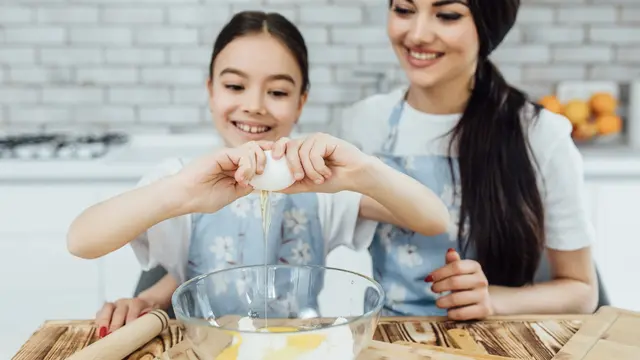 Memasak bersama bisa menjadi aktivitas yang menyenangkan dan edukatif sekaligus.
