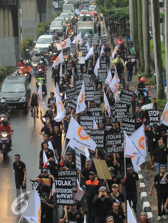 Karyawan Bank Danamon yang tergabung dalam Serikat Pekerja Danamon menggelar aksi turun ke jalan pada Jumat (28/10). Mereka long march dari kawasan Tugu Tani ke Kantor Pusat Bank Danamon di Menara Danamon .(Liputan6.com/Angga Yuniar)