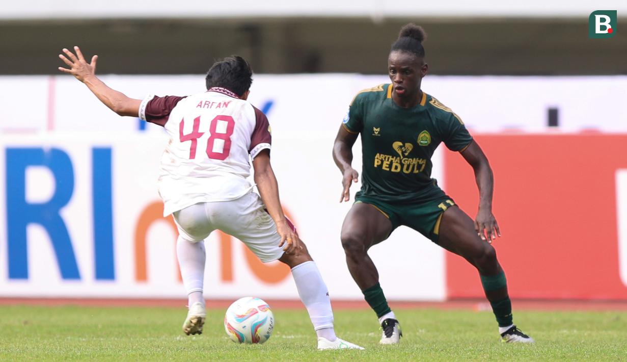 Pemain Persikabo 1973, Jose Carlos Moreira Varela (kanan), berusaha melewati hadangan pemain PSM Makassar, Arfan, dalam pertandingan lanjutan pekan ketiga BRI Liga 1 2023/2024 yang berlangsung di Stadion Pakansari, Cibonong, Jawa Barat, Jumat (14/7/2023). (Bola.com/Abdul Aziz)