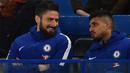 Olivier Giroud (kiri) asik berbincang dengan rekannya saat laga Chelsea melawan Bournemouth  pada pekan ke-25 Premier League di Stamford Bridge, London (31/1/2018). Giroud direkrut Chelsea dengan mahar 18 juta pounds.  (AFP/Glyn Kirk)