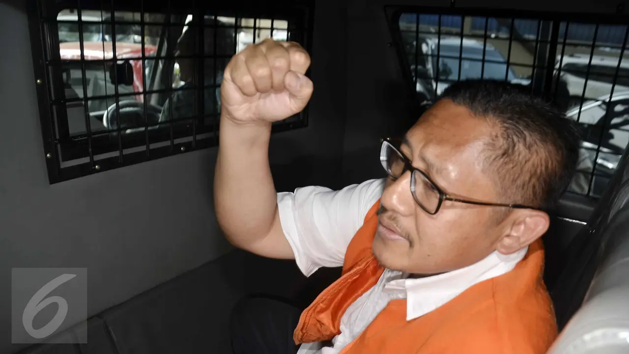 Gaya Santai Anas Urbaningrum Saat Dipindahkan ke Lapas Sukamiskin