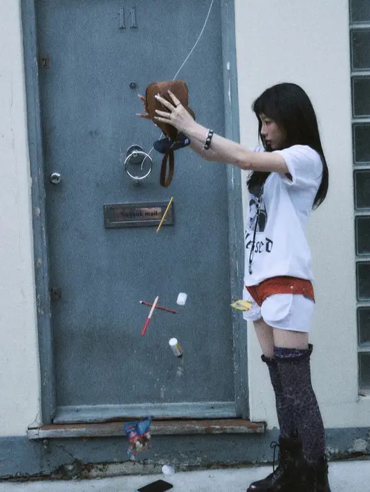 Melengkapi tampilanya dengan stocking motif leopard serta sepatu boots hitam berhak. [@taeyeon_ss]