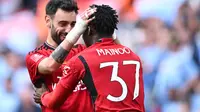 Kobbie Mainoo dan Bruno Fernandes - Manchester City Vs Manchester United di final Piala FA 2023/2024 (AFP/Justin Tallis)