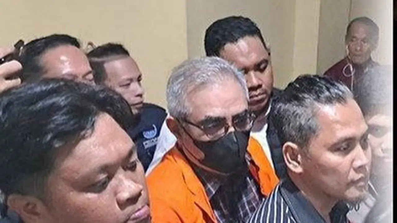 Sekdaprov Sulut Steve Kepel saat ditahan oleh Penyidik Polda Sulut pada, Senin (14/4/2025) malam.