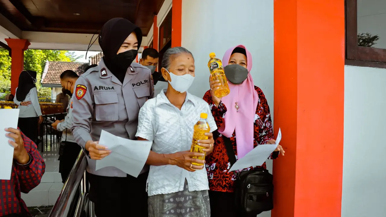 Warga di Blitar membawa minyak goreng usai vaksinasi. (Dian Kurniawan/Liputan6.com)