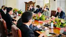 Suasana pertemuan bilateral antara Joko Widodo (Jokowi) dan Presiden Federasi Jerman Frank-Walter Steinmeier saat kunjungan kenegaraan di beranda Istana Bogor, Jawa Barat, Kamis (16/6/2022). Kunjungan kenegaraan Presiden Republik Federal Jerman tersebut berlangsung dalam rangka peringatan 70 tahun hubungan diplomatik Indonesia Jerman . (Foto: Lalily Rachev - Biro Pers Setpres)