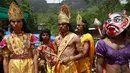 Peserta berkostum seperti karakter mitologi Hindu selama parade Kumbh Mela atau Festival Pitcher di Trimbakeshwar, India, Selasa (18/8/2015). Festival ini berlangsung sebanyak empat kali setiap 12 tahun. (REUTERS/Danish Siddiqui)