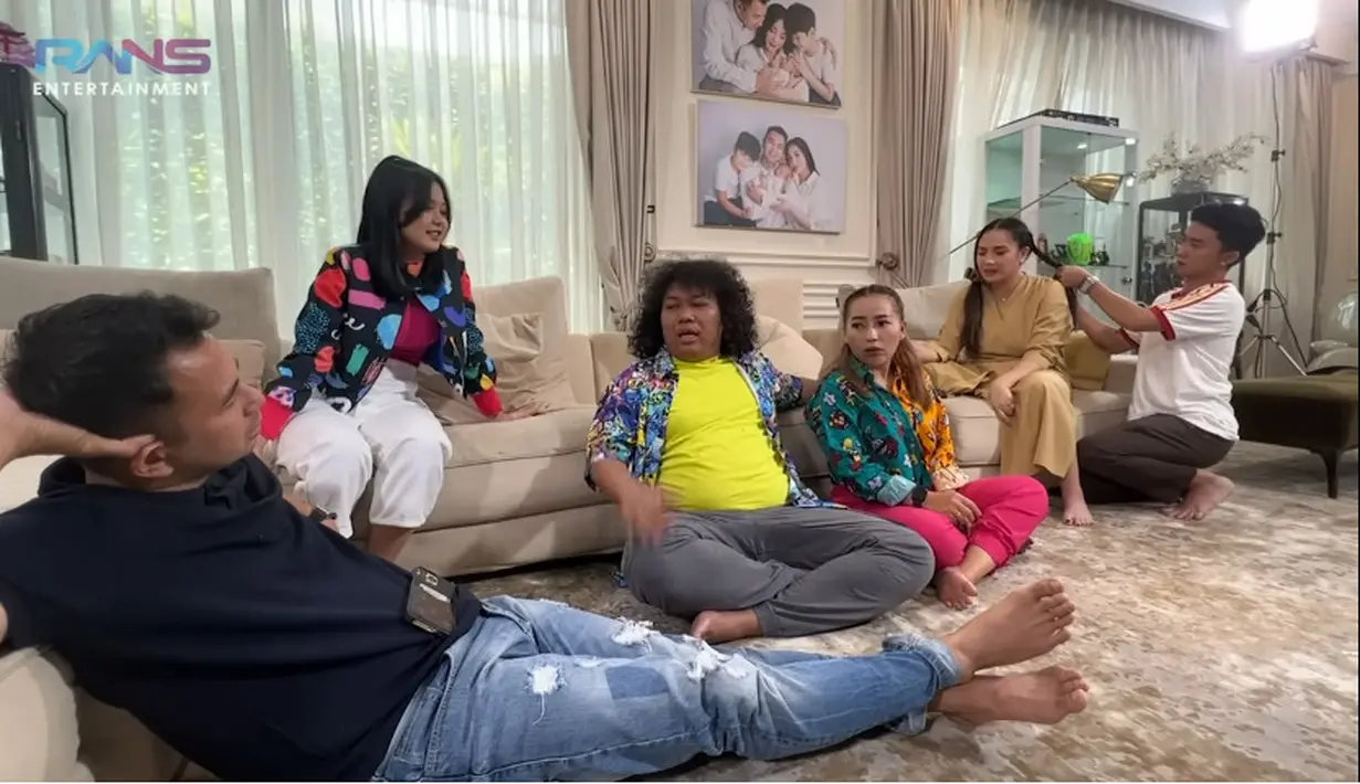 Marshel mengaku dikenalin oleh seniornya. "Ketemunya di instagram. Saya dikenalin ada senior saya, Ardit Erwandha, sama komedian juga," ucap Marshel. [Youtube/Rans Entertainment]