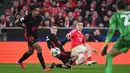 Kedua tim berupaya mencetak gol. (Patricia DE MELO MOREIRA/AFP)