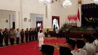 Presiden Joko Widodo mengukuhkan 67 peserta Diklat Paskibraka sebagai Pasukan Pengibar Bendera Pusaka (Paskibraka) 2016