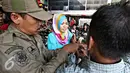 Petugas Satpol PP menertibkan Pedagang Kaki Lima (PKL) yang berjualan di kawasan Tanah Abang, Jakarta (6/11). Puluhan PKL kembali ditertibkan petugas karena dianggap berjualan di tepi jalan dan menimbulkan kesan kumuh. (Liputan6.com/Immanuel Antonius)