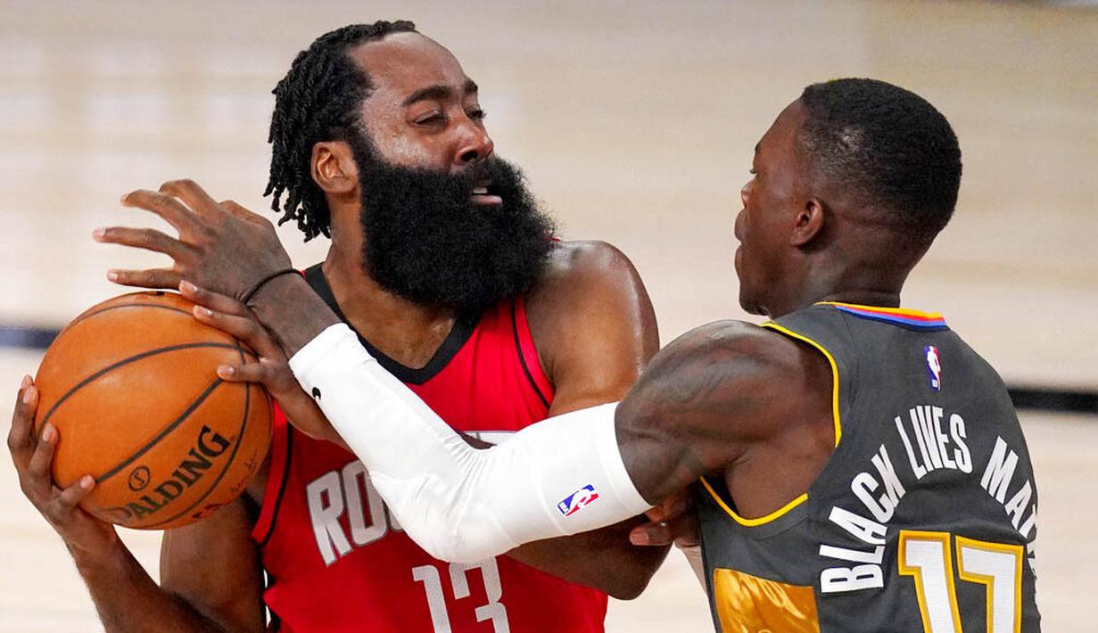 Pebasket Houston Rockets, James Harden, berebut bola dengan pebasket Oklahoma City Thunder, Dennis Schroder, pada laga NBA, Selasa (1/9/2020). Oklahoma City Thunder menang 104-100 atas Houston Rockets. (AP Photo/Mark J. Terrill)
