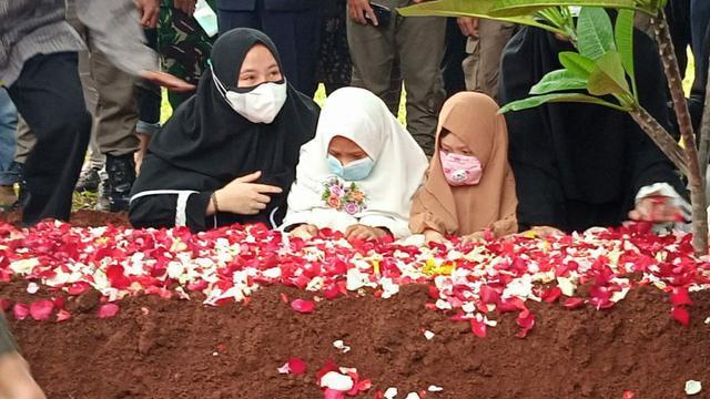 Suasana haru begitu terasa saat jenazah Kapten Afwan tiba di Taman Makam Pahlawan Pondok Rajeg, Cibinong, Kabupaten Bogor.