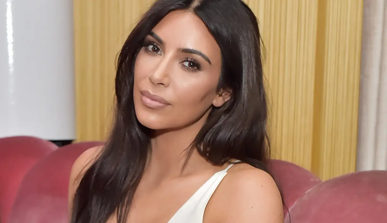 Hal itu dikarenakan ia sadar bahwa suatu hari, anak Khloe akan menonton hal ini. Kim tak ingin membuat suasana menjadi negatif. (W Magazine)