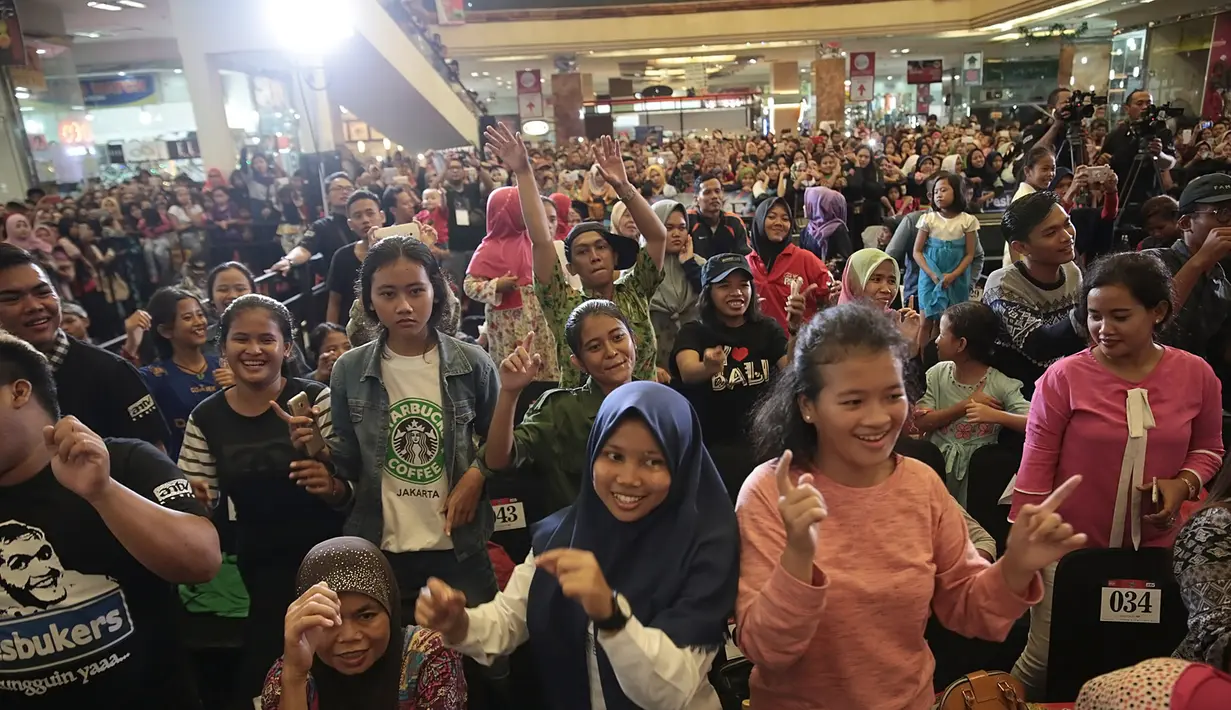 Sontak adegan mesra Ayu Ting Ting dengan pria India, membuat ratusan penonton dan pengunjung yang memadati Metropolis Town Square, Tangerang histeris kegirangan. (Bambang E.Ros/Bintang.com)