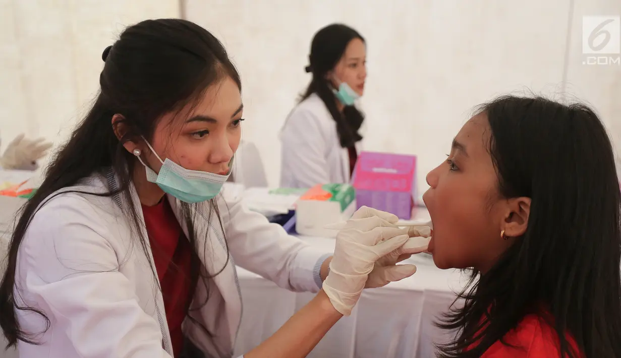 Siswa sedang periksa gigi pada acara Bulan Kesehatan Gigi Nasional (BKGN) di Senayan, Jakarta, Sabtu (8/9/2019). Riset Kesehatan Dasar (Riseksdas) 2018 menunjukkan bahwa 88,8% masyarakat Indonesia memiliki masalah gigi berlubang. (Liputan6.com/HO/Mail)