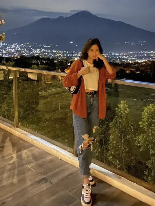 <p>Seperti Keisya senang mengenakan outer, kali ini ia mengenakan outer warna coral dipadu tshirt crop top putih dan celana ripped jeansnya.@keisyalevronka</p>