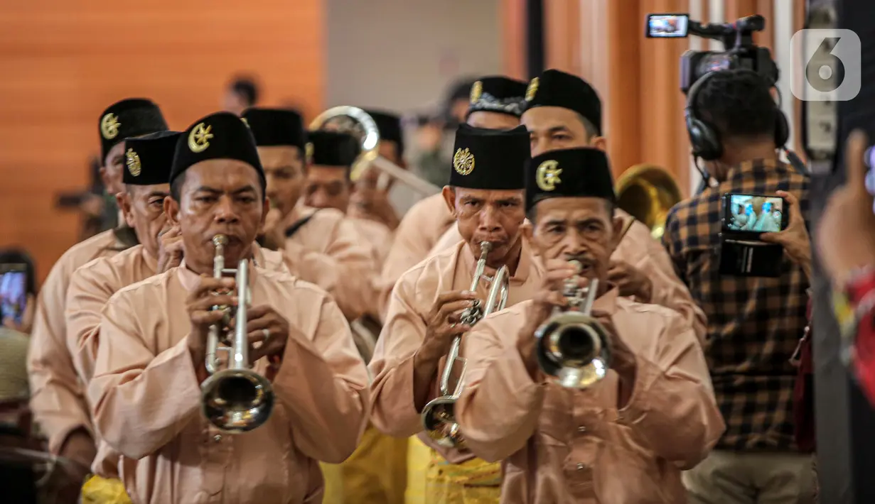 Pemusik tampil pada acara sosialisasi Kampung Zakat Nasional di Jakarta, Kamis (24/11/2022). Kampung Zakat yang berkolaborasi dengan Kemenag, Baznas, LAZ, dan Pemda se-Indonesia untuk pemanfaatan zakat dalam rangka membantu pemerintah dalam pengentasan kemiskinan telah tersebar di 18 titik. (Liputan6.com/Faizal Fanani)