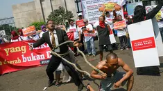 Ratusan massa dari beberapa organisasi menggelar unjuk rasa di depan Gedung DPR, Jakarta, (24/9/14). (Liputan6.com/Faizal Fanani)