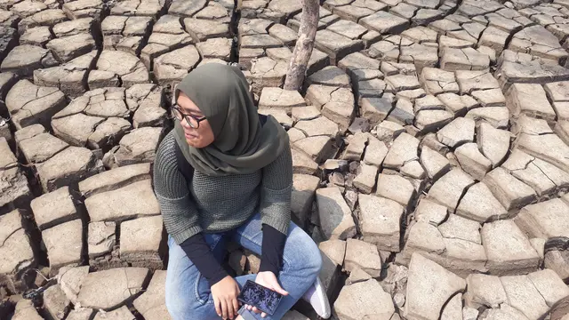 Wisata Tanah Retak di Kawasan Pantai Anom di kawasan Pantai Anom, Desa Kramat, Kecamatan Pakuhaji, Kabupaten Tangerang. (Pramita Tristiawati/Liputan6.com)