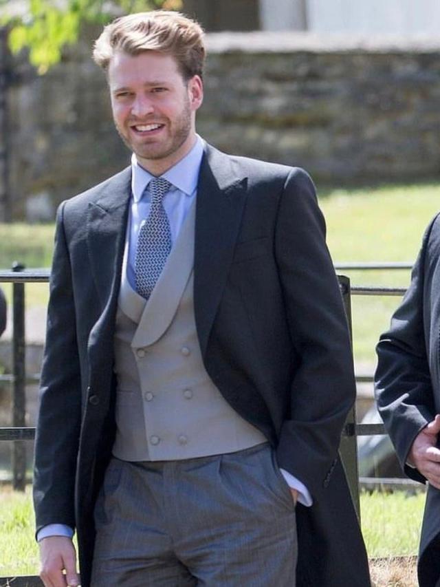 Louis Spencer merupakan anak dari adik kandung Putri Diana, menjadikannya sepupu dari Pangeran William dan Pangeran Harry. (Instagram/@louisalthorpfanpage)