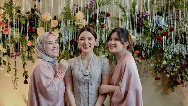 6 Potret Kebersamaan Rosiana Dewi dan Sang Kakak, Sering Dikira Kembar