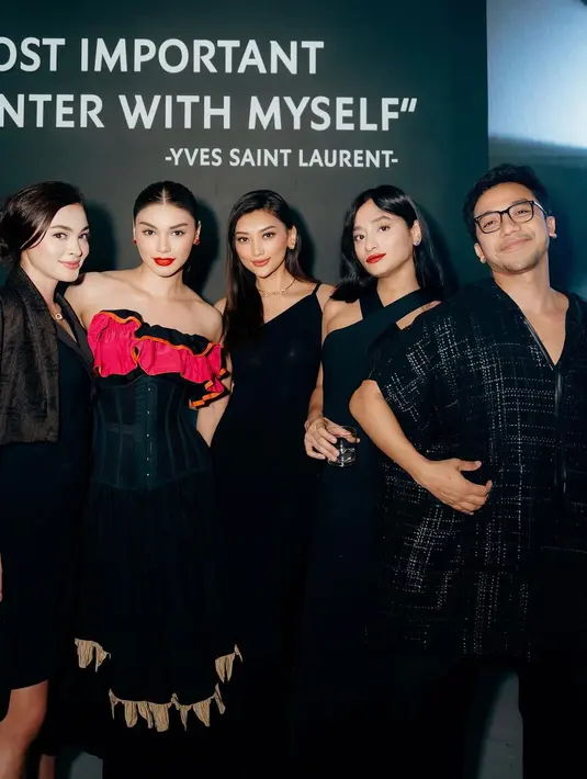 Pesona ‘old money’ juga terpancar pada penampilan Jolene Marie dengan mengenakan v-neck midi dress warna hitam dan cropped blazer warna senada [@dindacresheilla]