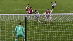 Paul Pogba menggunakan jersey tandang bermotif hitam-putih berhasil menjebol gawang Burnley dalam laga lanjutan Liga Inggris. (Foto: Clive Brunskill/Pool/AFP)