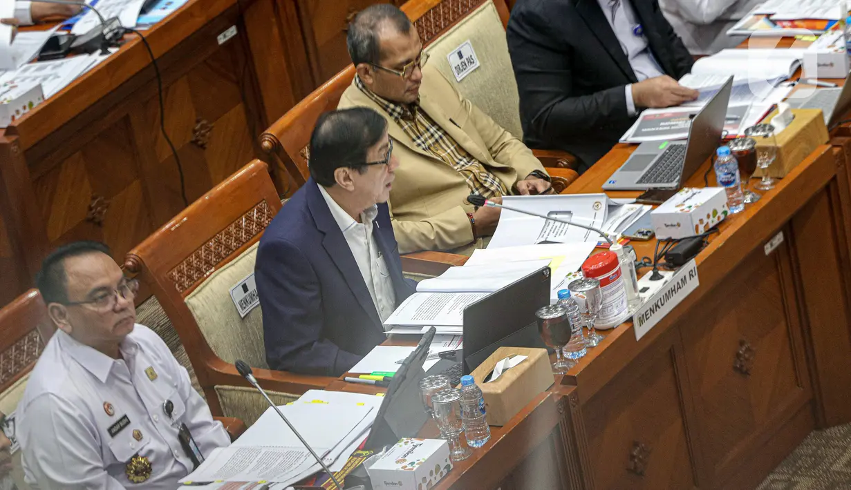 "Kami meminta dukungan Komisi III tambahan anggaran tahun 2024, Rp 2.229.757.634 yang telah kami ajukan melalui surat resmi Kementerian Hukum dan HAM tanggal 26 Mei 2023," tutur Yasonna. (Liputan6.com/Faizal Fanani)
