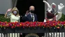 Presiden Joe Biden bersama Ibu Negara Jill Biden dan Kelinci Paskah melambaikan tangan dari balkon Ruang Biru, Gedung Putih, Washington, Amerika Serikat, Senin (5/4/2021). Gedung Putih kembali meniadakan tradisi Easter Egg Roll menyusul pandemi COVID-19 yang sedang berlangsung. (AP Photo/Evan Vucci)